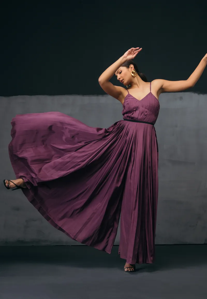 PLEATED FLARED JUMPSUIT IN PURPLE